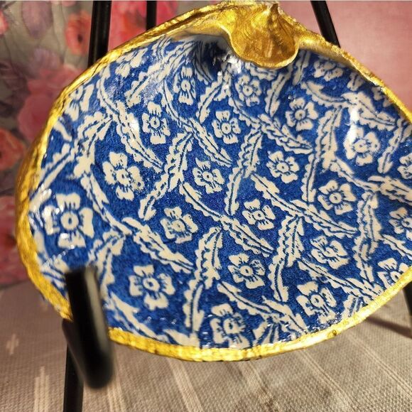 DECOUPAGE CLAM SHELL DECOUPAGE BLUE PATTERN ON A CLAM SHELL TRINKET DISH - Picture 2 of 11